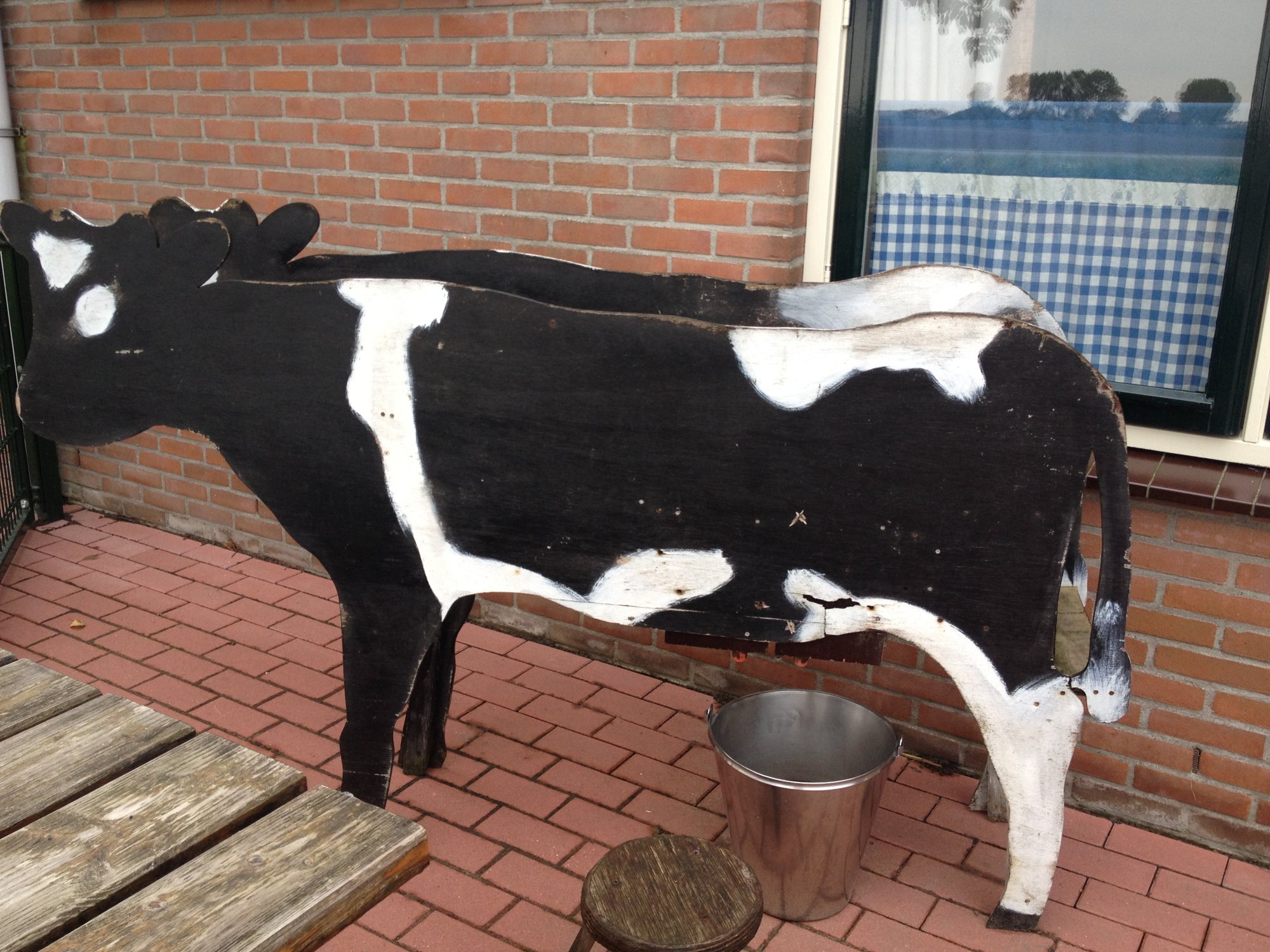 De houten koe voor de winkel